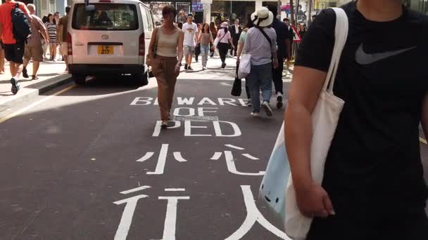Powolny ruch pieszych spacerów po ruchliwej drodze — Wideo stockowe