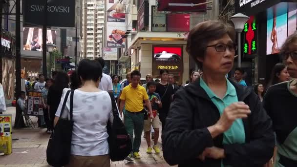 Slow Motion van voetgangers wandelen langs de drukke weg — Stockvideo