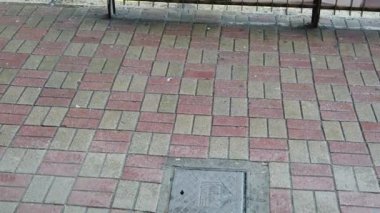 Sokaklar yağmur gününde alışveriş insanların kalabalık