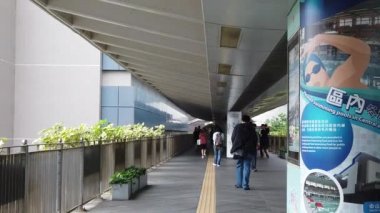 Asya yerlive turistler yağmur gününde centra bir yaya köprüsü geçerken