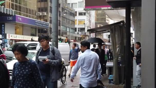 Streets crowded with people shopping at the raining day — Stock Video