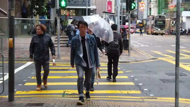 Streets crowded with people shopping at the raining day — Stock Video