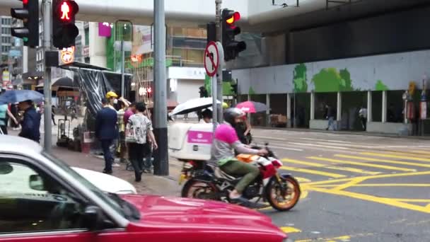 Streets crowded with people shopping at the raining day — Stock Video