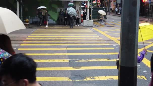 Ruas lotadas com pessoas comprando no dia chuvoso — Vídeo de Stock