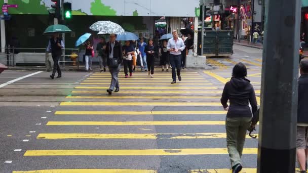 Gatorna trångt med folk shopping på regnade dagen — Stockvideo