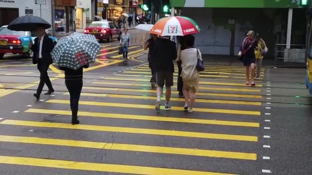 Streets crowded with people shopping at the raining day — Stock Video