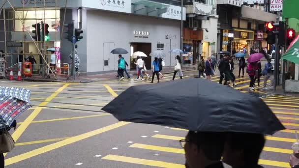 Strade affollate di gente che fa shopping nel giorno della pioggia — Video Stock