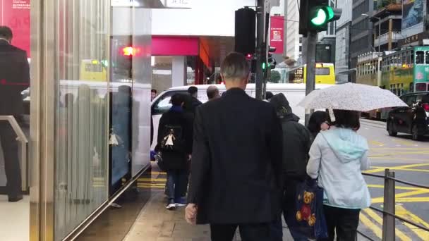 雨天街上挤满了购物的人 — 图库视频影像