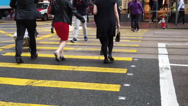 Streets crowded with people shopping at the raining day — Stock Video