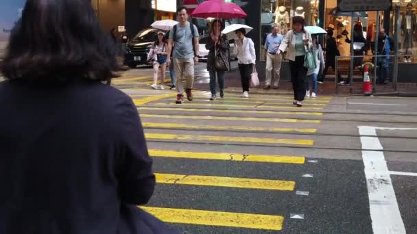 Streets crowded with people shopping at the raining day — Stock Video