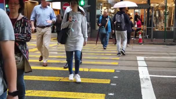 बारिश के दिन खरीदारी करने वाले लोगों के साथ सड़कें भीड़ — स्टॉक वीडियो
