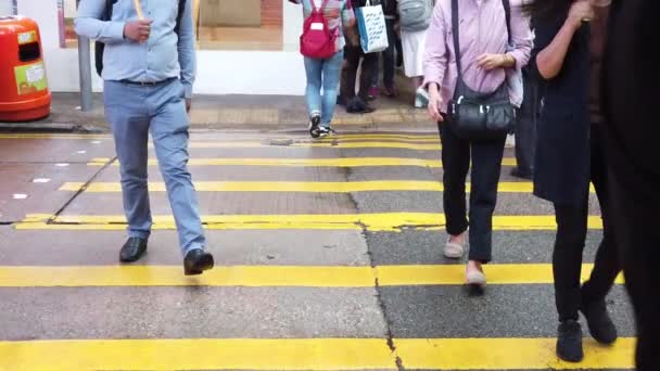 Streets crowded with people shopping at the raining day — Stock Video