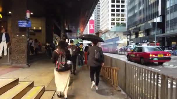 Streets crowded with people shopping at the raining day — Stock Video