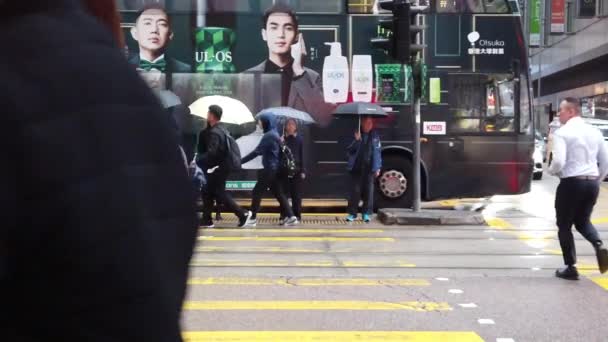 Sokaklar yağmur gününde alışveriş insanların kalabalık — Stok video