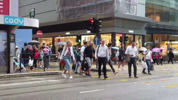 Gatorna trångt med folk shopping på regnade dagen — Stockvideo