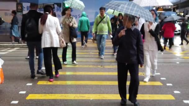 Streets crowded with people shopping at the raining day — Stock Video