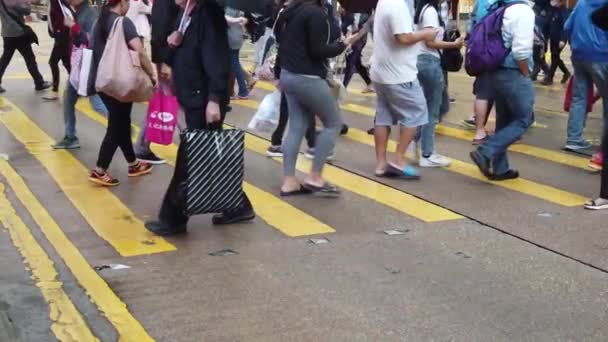 Streets crowded with people shopping at the raining day — Stock Video