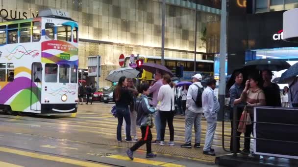 Calles llenas de gente comprando en el día de lluvia — Vídeos de Stock