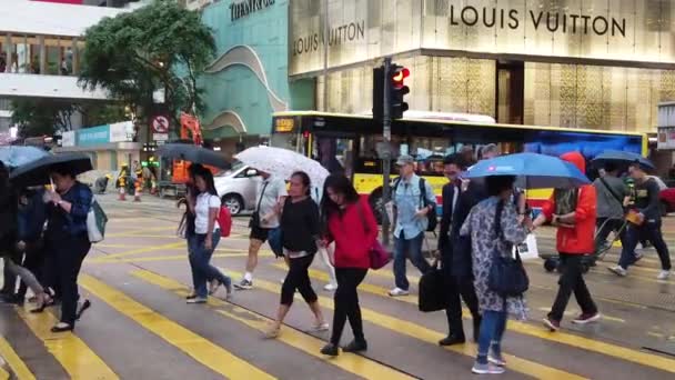 雨天街上挤满了购物的人 — 图库视频影像