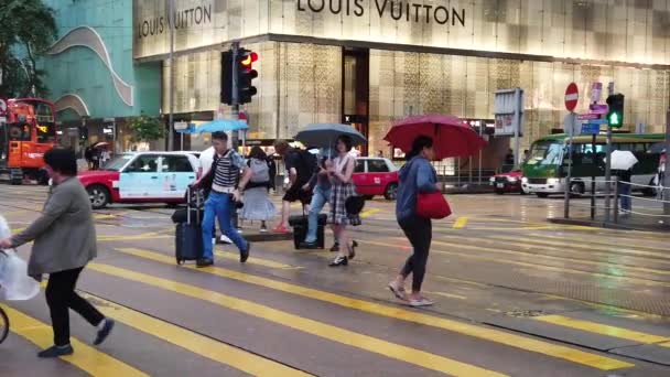Utcák zsúfolt emberekkel vásárolni az eső nap — Stock videók