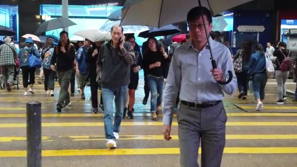 Ruas lotadas com pessoas comprando no dia chuvoso — Vídeo de Stock