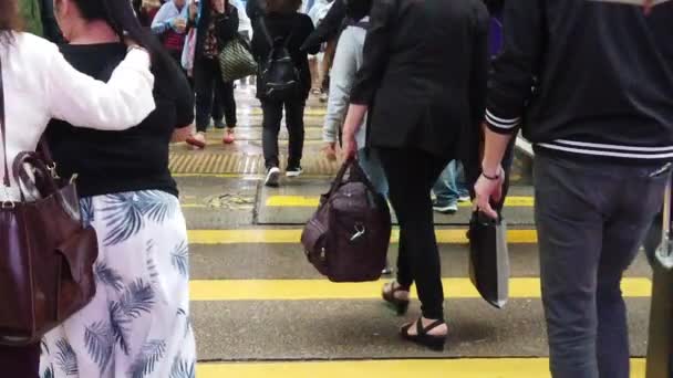 Вулиці переповнені людьми покупки в дощ день — стокове відео