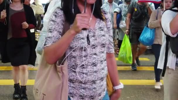 Strade affollate di gente che fa shopping nel giorno della pioggia — Video Stock
