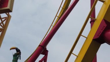 Rollercoaster sürme insanların Yavaş Hareket