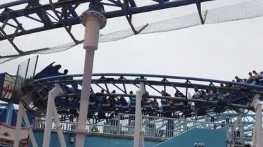 Rollercoaster sürme insanların Yavaş Hareket