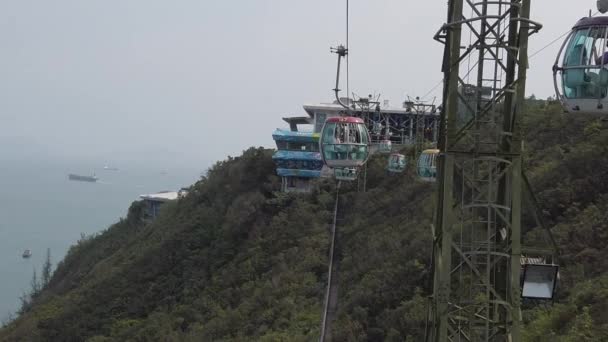 Movimento lento do teleférico caminho para as montanhas — Vídeo de Stock