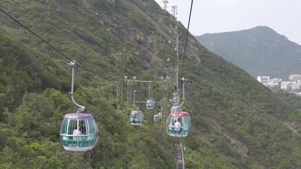 Movimento lento do teleférico caminho para as montanhas — Vídeo de Stock