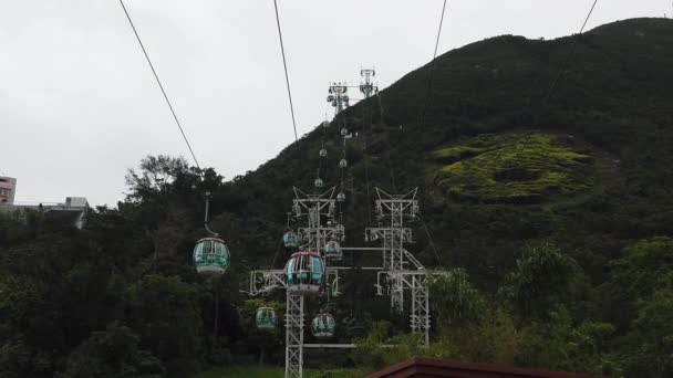 Movimiento lento del teleférico camino a las montañas — Vídeo de stock