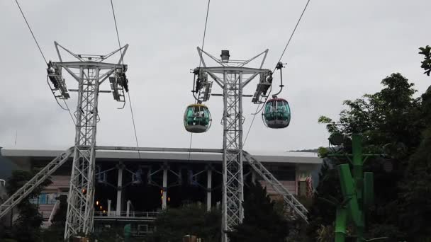 Movimiento lento del teleférico camino a las montañas — Vídeos de Stock