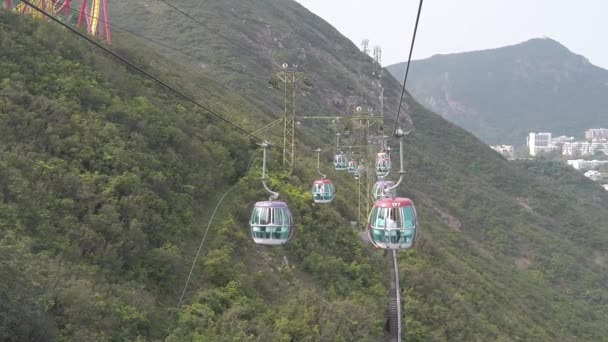 Mouvement lent du téléphérique jusqu'aux montagnes — Video