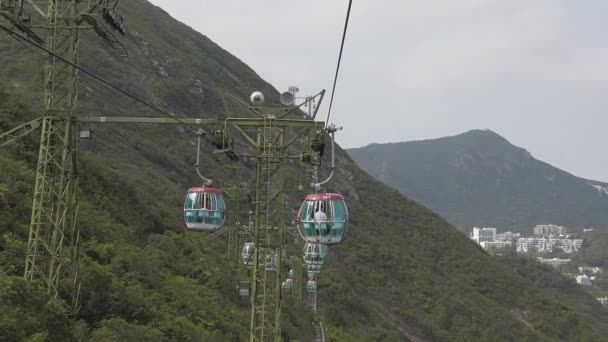 Movimiento lento del teleférico camino a las montañas — Vídeo de stock