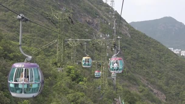 Zeitlupe der Seilbahn in die Berge — Stockvideo