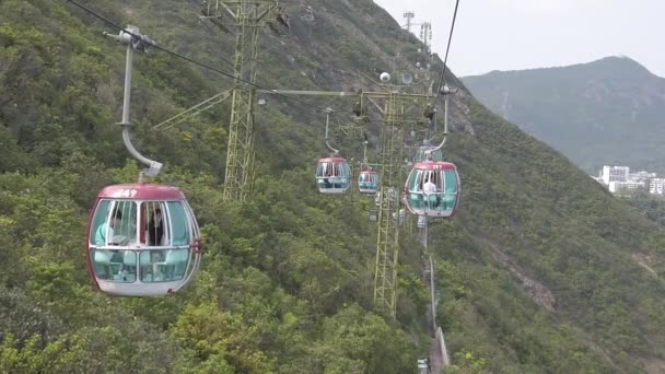 Movimento lento do teleférico caminho para as montanhas — Vídeo de Stock