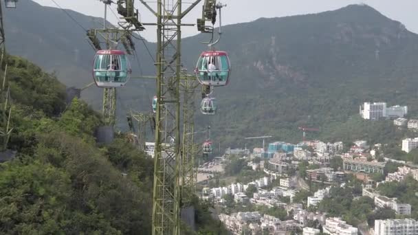 Movimiento lento del teleférico camino a las montañas — Vídeos de Stock