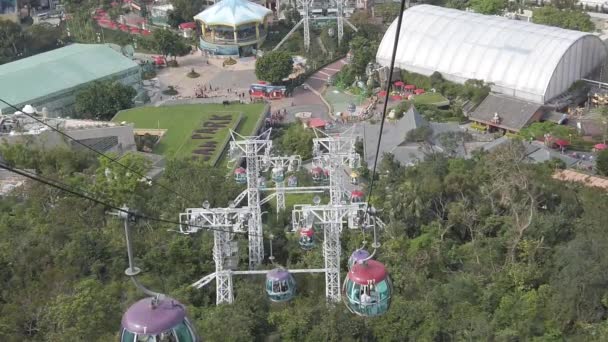 Movimiento lento del teleférico camino a las montañas — Vídeos de Stock