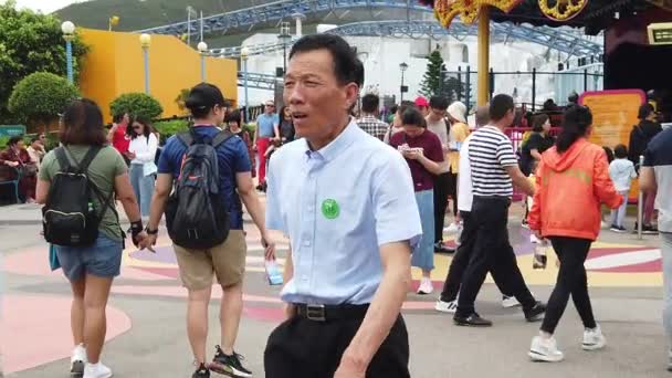 Touriste jouant dans Ocean Park — Video