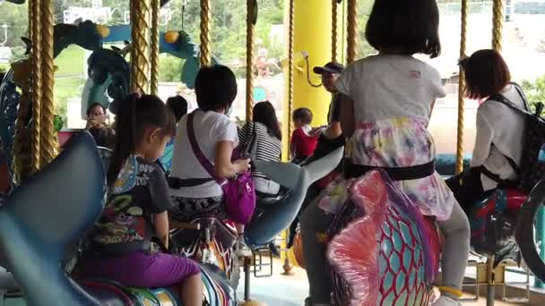 Movimento lento do turista em carrossel no Ocean Park, Hong Kong — Vídeo de Stock