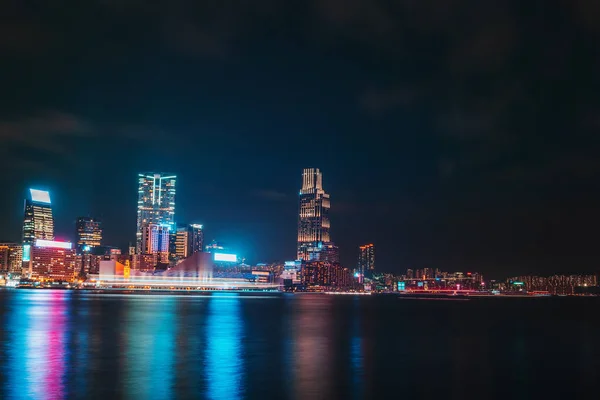 Hong kong stadsbild på natten. — Stockfoto