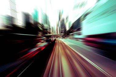 Şehirdeki trafik ışık parkurlarının soyut görüntüsü