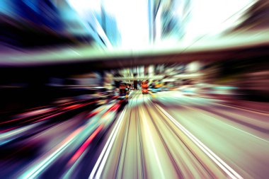 Şehirdeki trafik ışık parkurlarının soyut görüntüsü