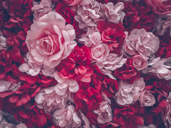 Hermosas flores artificiales fondo, estilo vintage; — Foto de Stock