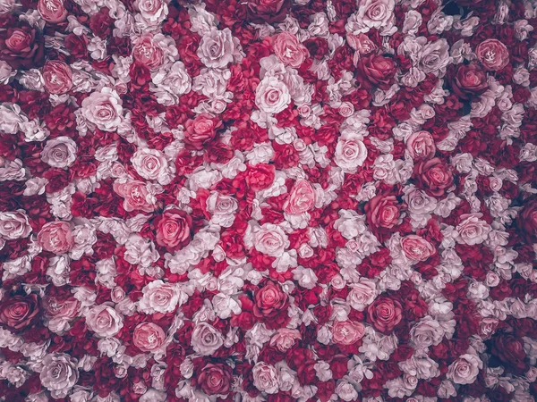 Hermosas flores artificiales fondo, estilo vintage; — Foto de Stock