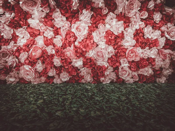 Hermosas flores artificiales fondo, estilo vintage; — Foto de Stock