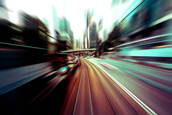 Şehirdeki trafik ışık parkurlarının soyut görüntüsü