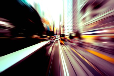 Şehirdeki trafik ışık parkurlarının soyut görüntüsü