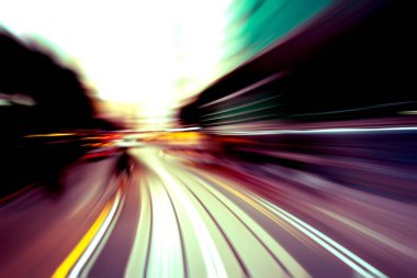 Şehirdeki trafik ışık parkurlarının soyut görüntüsü